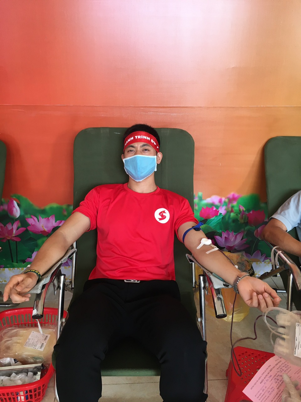 Vũ Văn Thanh trong một lần hiến máu tình nguyện.