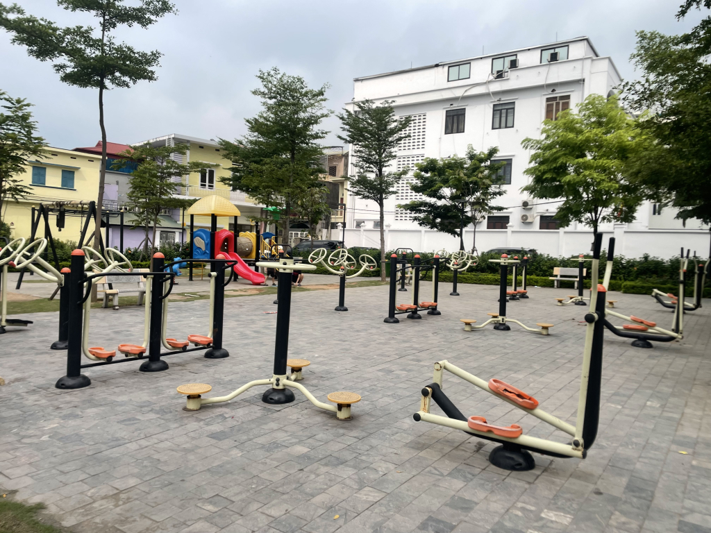 Dụng cụ tập luyện thể thao tại Khu công viên cây xanh phường Cẩm Thành. Ảnh: Thu Trang