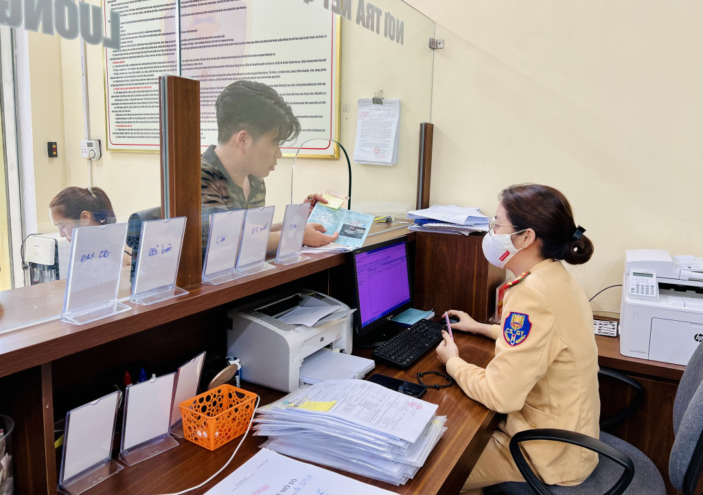 Cán bộ Phòng Cảnh sát giao thông (Công an tỉnh) hướng dẫn nộp hồ sơ đăng ký phương tiện trực tuyến.