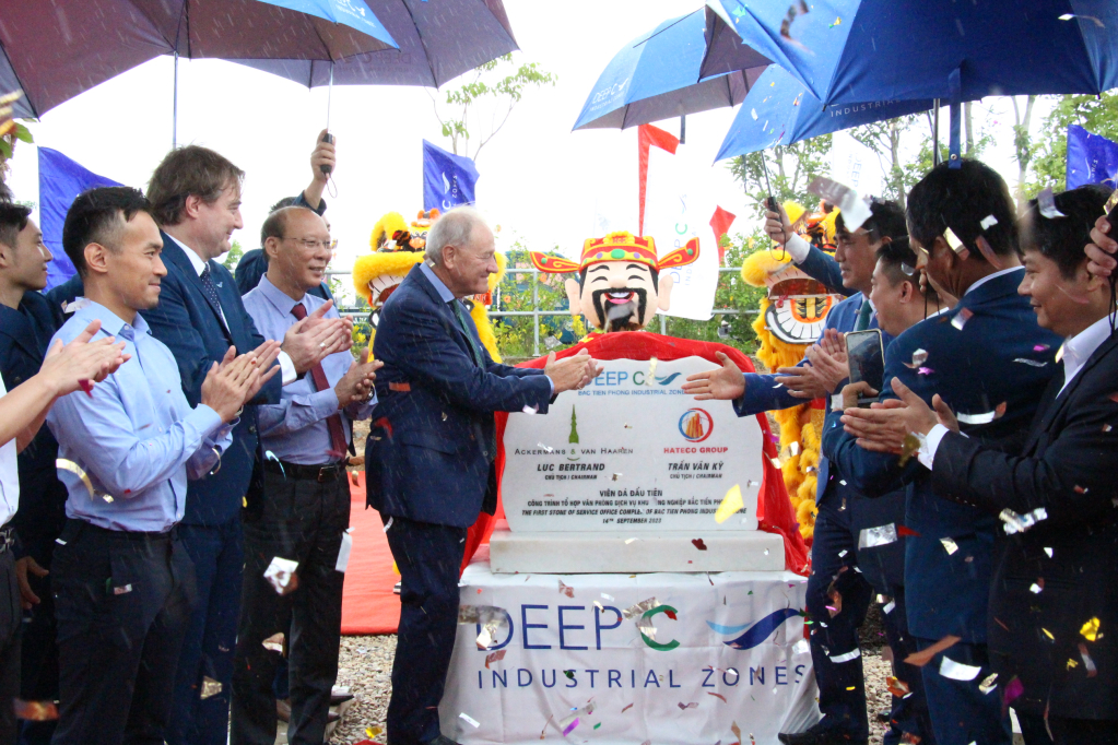 Các đại biểu dự Lễ đặt viên đá đầu tiên Khu phức hợp Dịch vụ KCN Bắc Tiền Phong.
