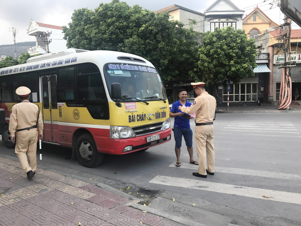 ffa Cảnh sát giao thông kiểm tra việc chấp hành giao thông của một xe bus tuyến Bãi Cháy - Vân Đồn ở TP Cẩm Phả. Ảnh: Nguyễn Duy