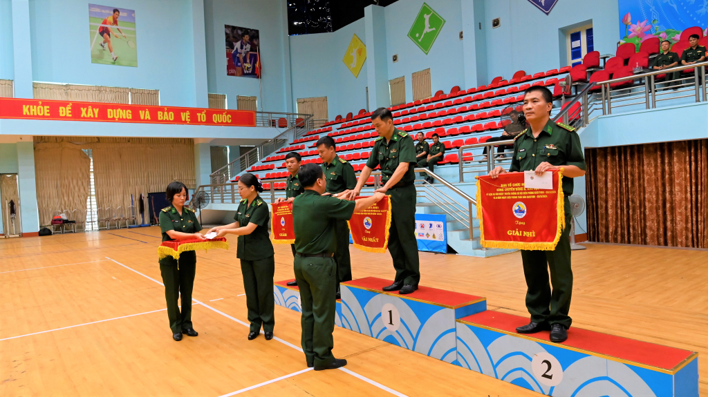 Đại tá Trần Văn Thanh, Phó chỉ huy trưởng, Tham mưu trưởng BĐBP tỉnh tặng giải Nhất, Nhì. Ba cho các đội. 