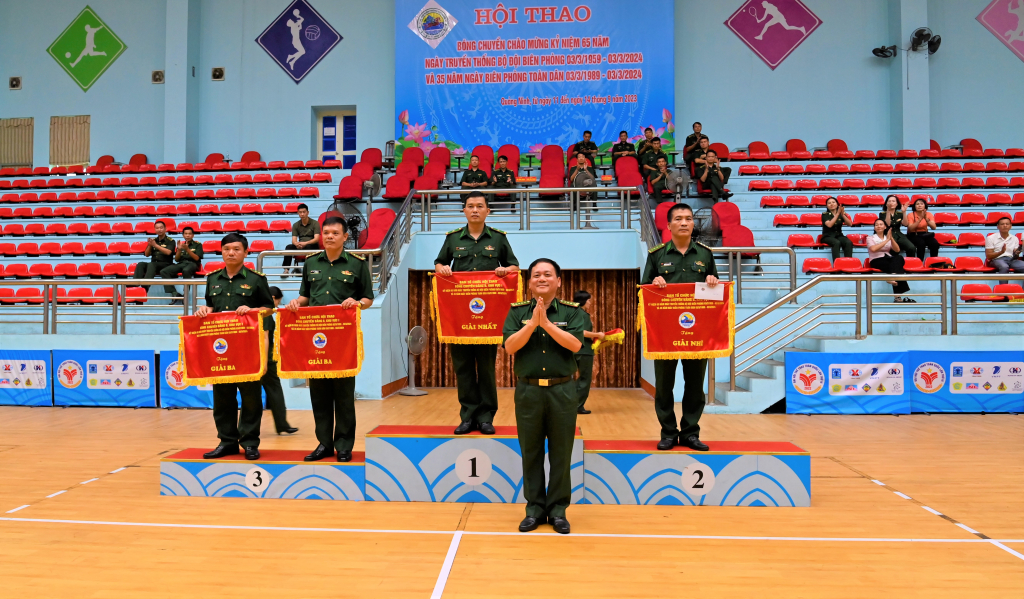Đại tá Trần Văn Thanh, Phó chỉ huy trưởng, Tham mưu trưởng BĐBP tỉnh trao giải Nhất đội bóng BĐBP tỉnh Quảng Ninh.