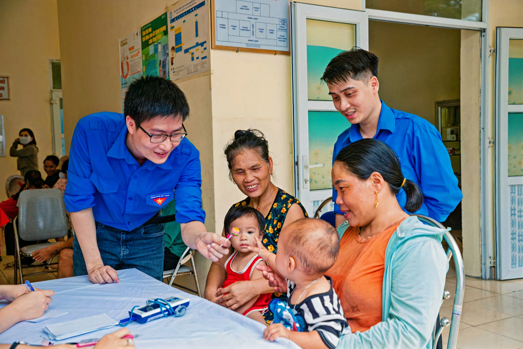 Đoàn thanh niên Sở Y tế khám sàng lọc tim bẩm sinh cho trẻ em tại xã Ngọc Vừng (huyện Vân Đồn).
