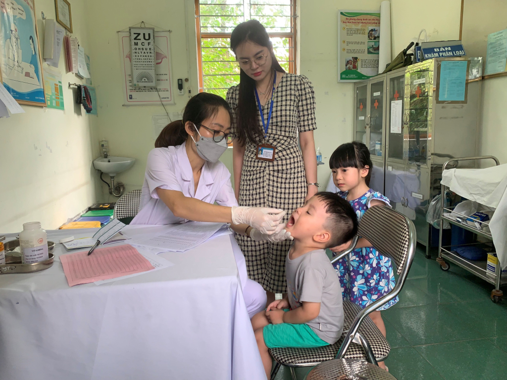 Cho trẻ uống vitamin A tại trạm y tế phường Yên Thanh TP Uông Bí. Ảnh: Hoài Minh