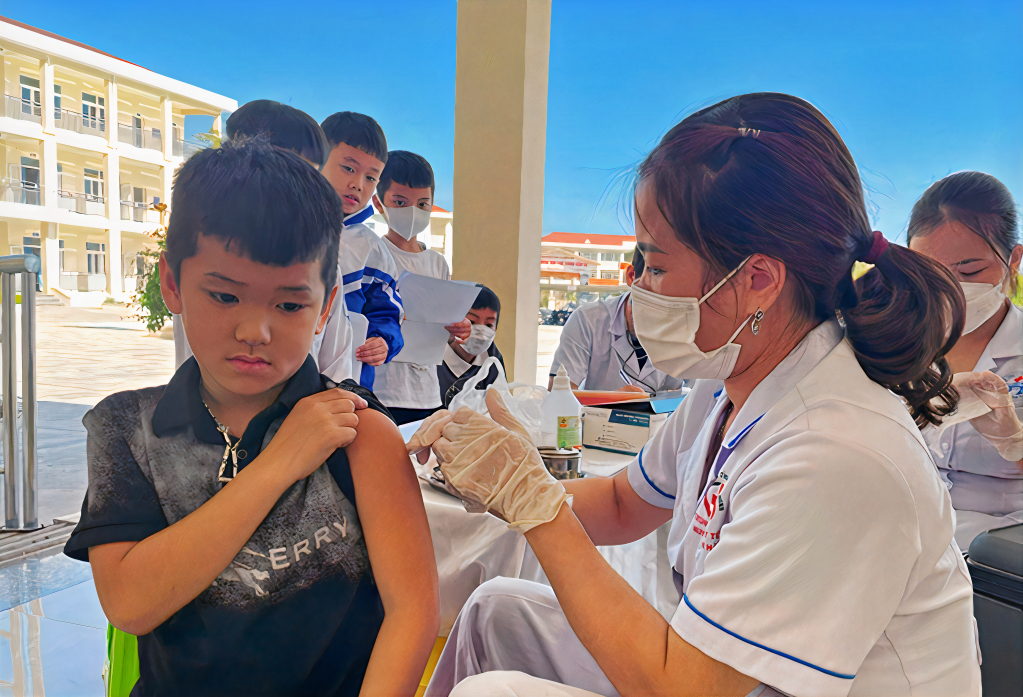 Trung tâm Y tế huyện Đầm Hà tổ chức tiêm vắc xin cho trẻ em trên địa bàn.