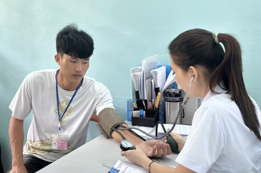 Nhân viên Trạm Y tế Phân hiệu đào tạo Hoành Bồ (Trường Cao đẳng Than - Khoáng sản Việt Nam) kiểm tra sức khỏe cho học sinh trong quá trình học tập tại trường.