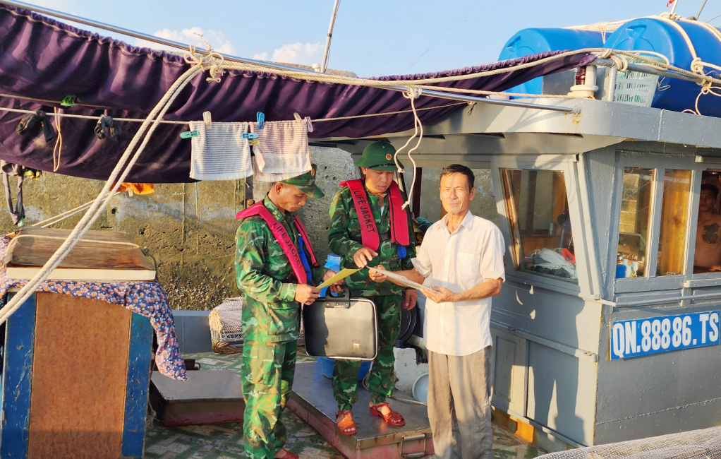 Hải đội 2, Bộ đội Biên phòng Quảng Ninh tuyên truyền cho ngư dân về đánh bắt thủy sản trên biển, chống khai thác IUU. Hải đội 2, Bộ đội Biên phòng Quảng Ninh tuyên truyền cho ngư dân về đánh bắt thủy sản trên biển, chống khai thác IUU.