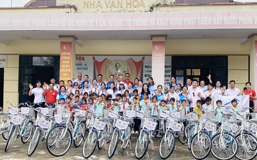 Các cấp Hội CTĐ trong tỉnh cùng chính quyền địa phương và nhà hảo tâm trao tặng xe đạp cho học sinh có hoàn cảnh khó khăn tại xã Quảng Sơn (huyện Hải Hà).