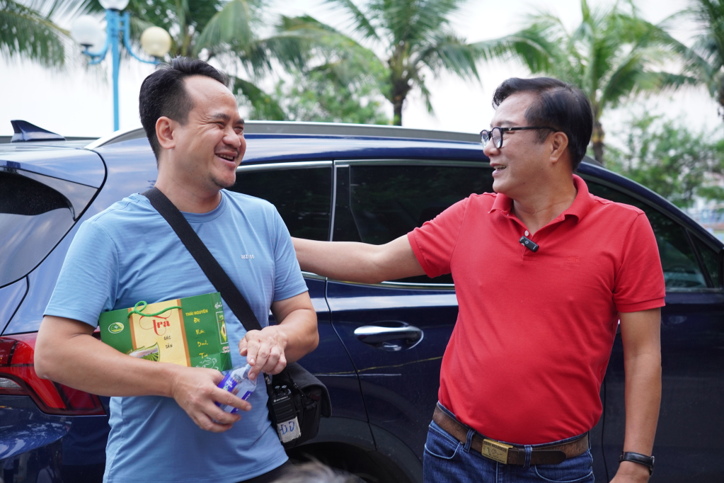Đạo diễn Bùi Duy Thanh trò chuyện với Nghệ sĩ Nhân dân Trọng Trinh, người vào vai ông Tiến.