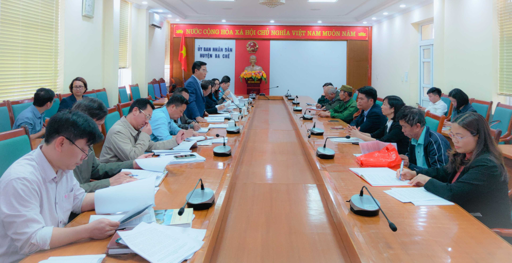 UBND huyện đối thoại với các hộ dân về GPMB dự án Cầu nối đường tỉnh 330 với Trung tâm Thị trấn Ba Chẽ.