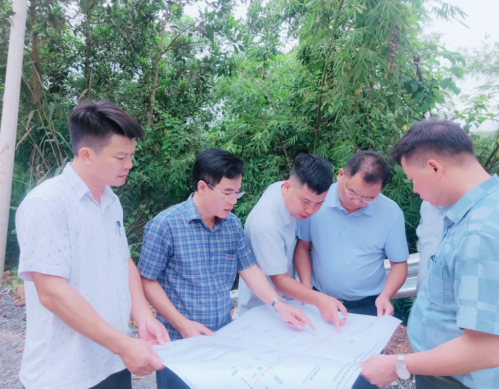 Lãnh đạo huyện kiểm tra thiết kế hệ thống cấp nước xã Thanh Lâm. Ảnh Trung tâm TTVH Ba Chẽ cung cấp.