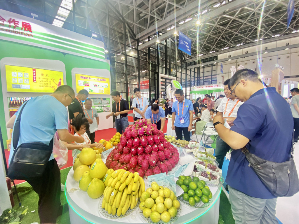 Gian hàng Việt Nam thu hút khách tham quan tại hội chợ Trung Quốc – Asean lần thứ 20.