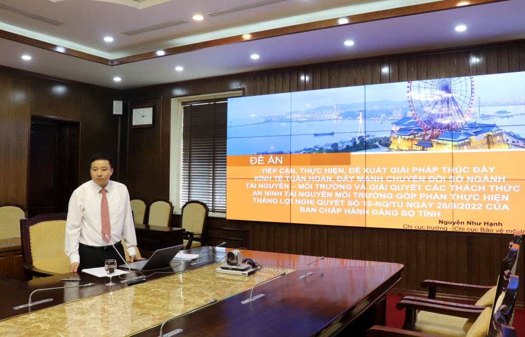 Đồng chí Nguyễn Thị Thanh Thủy, Trưởng phòng Quản lý văn hóa và gia đình, Sở Văn hóa và Thể thao trình bày đề án thi tuyển.