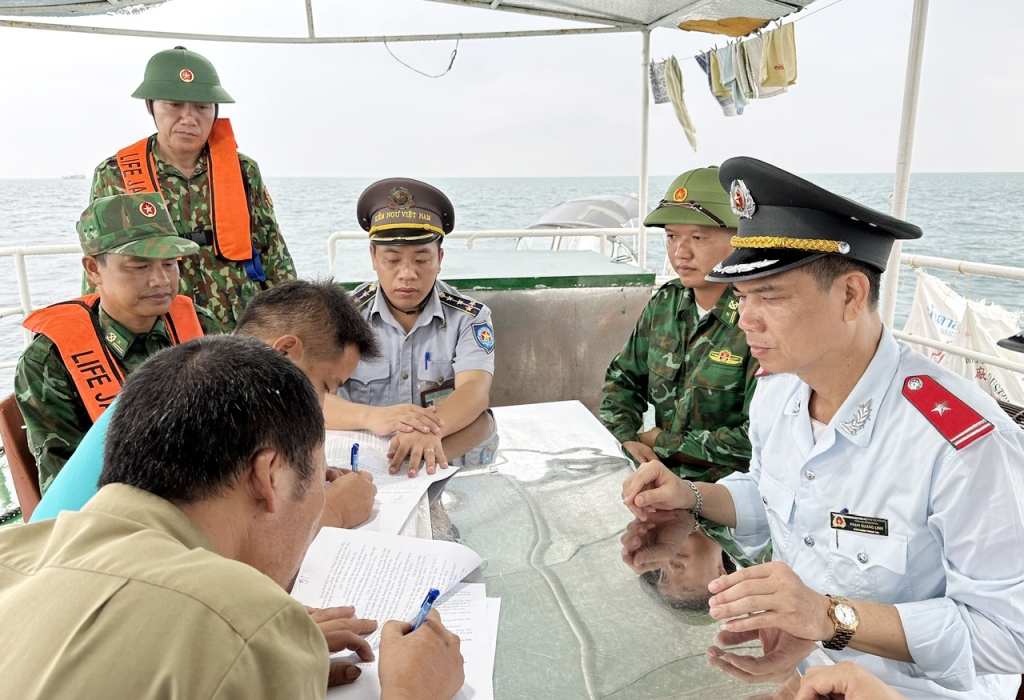 Lực lượng chức năng tổ chức cho các chủ tàu cá ký cam kết tự giác thực hiện các biện pháp chống khai thác IUU. Ảnh Nguyễn Chiến