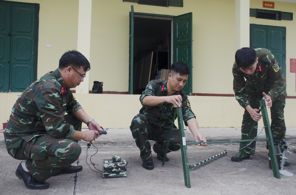 CBCS Ban Chỉ huy Quân sự TX Quảng Yên bảo dưỡng trang bị, mô hình học cụ sau giờ huấn luyện.