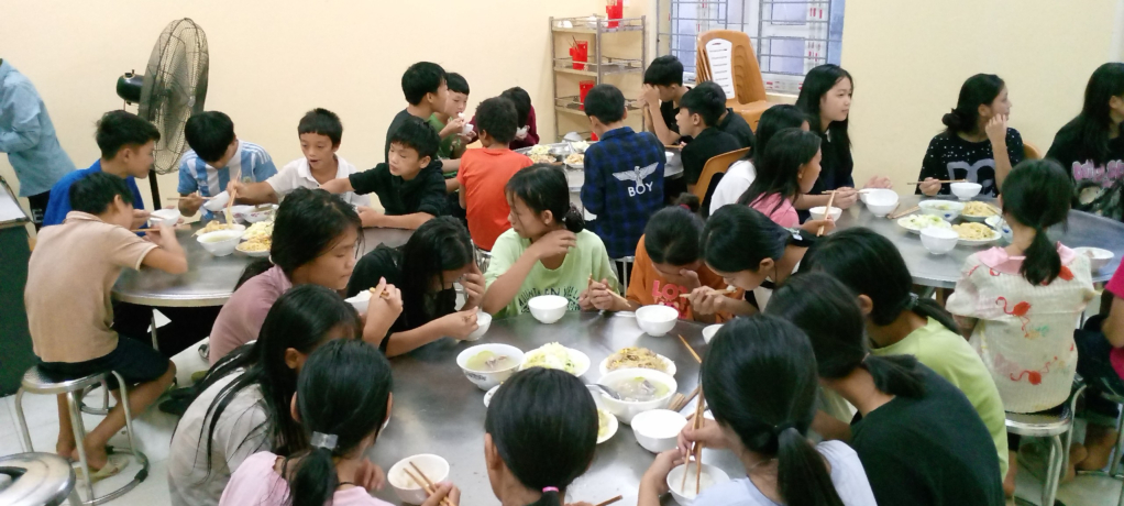 NQ 204 ngày 30-7-2019 của HĐND tỉnh giúp học sinh vùng khó, vùng đồng bào dân tộc có những bữa ăn đảm bảo đầy đủ dinh dưỡng.