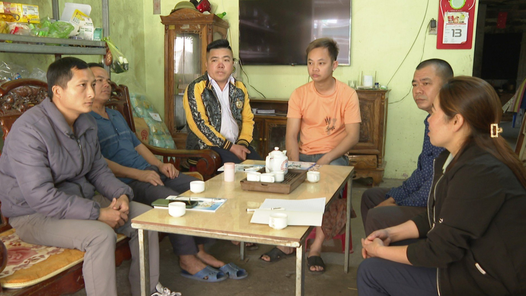 Cán bộ xã Đại Dực và chi bộ thôn đến từng hộ gia đình vận động quần chúng ưu tú tham gia kết nạp đảng.