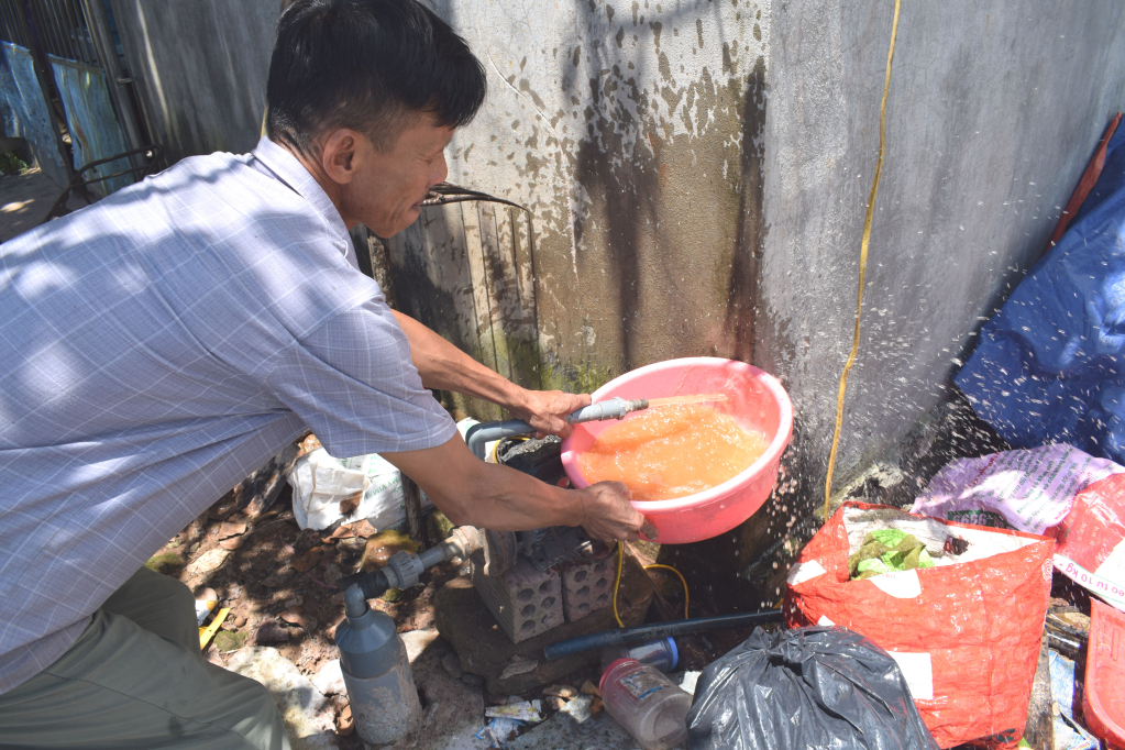 Nước bơm từ giếng khoan gia đình anh Đặng Văn Lương bơm lên có mầu vàng và vị lợ