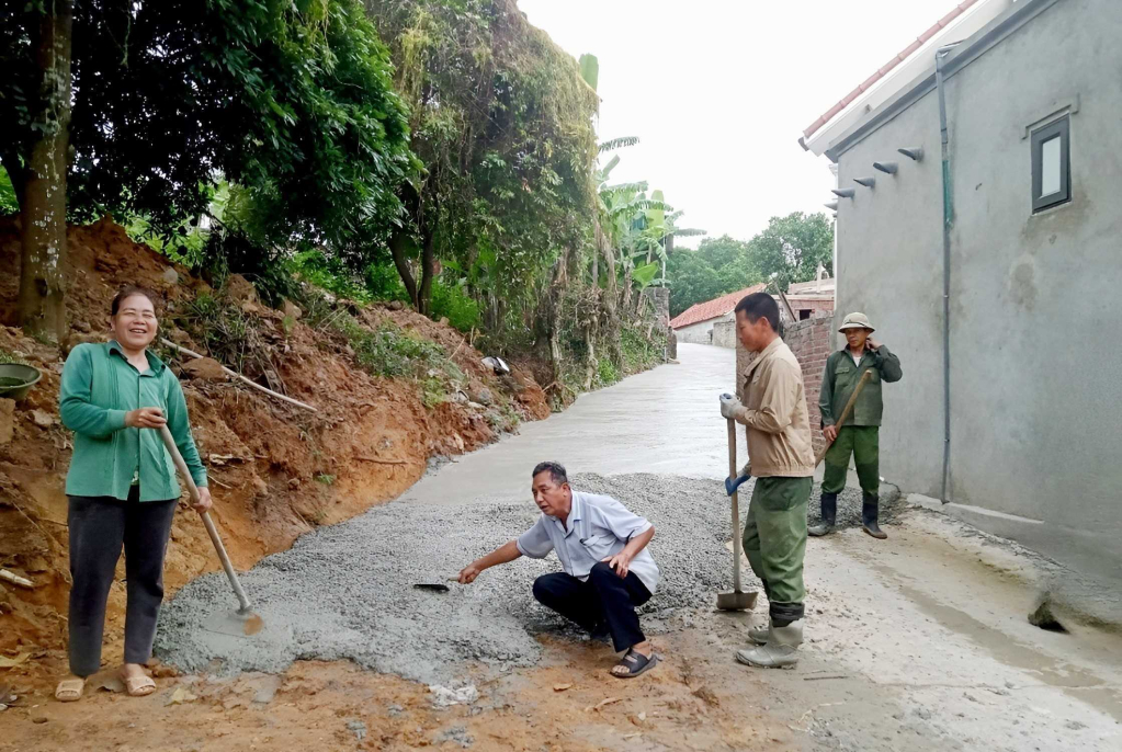 Người dân xã Hiệp Hòa chung ta cùng với Nhà nước làm các tuyến đường trong thôn.