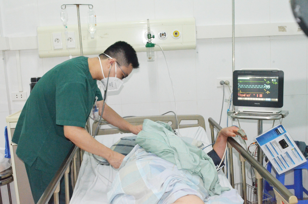 Bệnh nhân có bệnh lý nền bị sốc do sốt xuất huyết được điều trị tại Bệnh viện Bãi Cháy.
