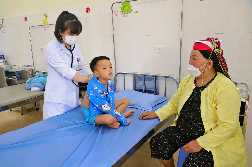 Chăm sóc sức khỏe cho trẻ em tại Trung tâm Y tế huyện Bình Liêu.