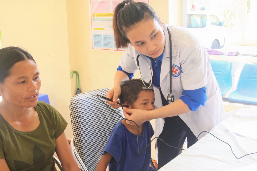 Trung tâm Y tế huyện Tiên Yên nội soi tai cho trẻ em trên địa bàn xã Đại Dực.