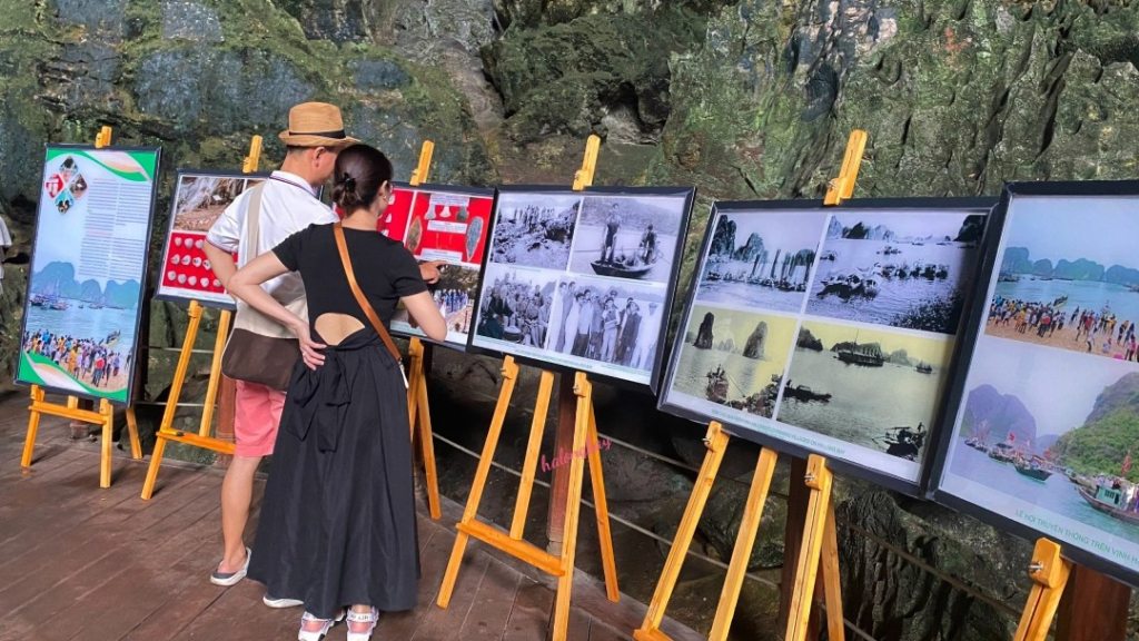 Du khách chiêm ngưỡng các bức ảnh về Vịnh Hạ Long. 