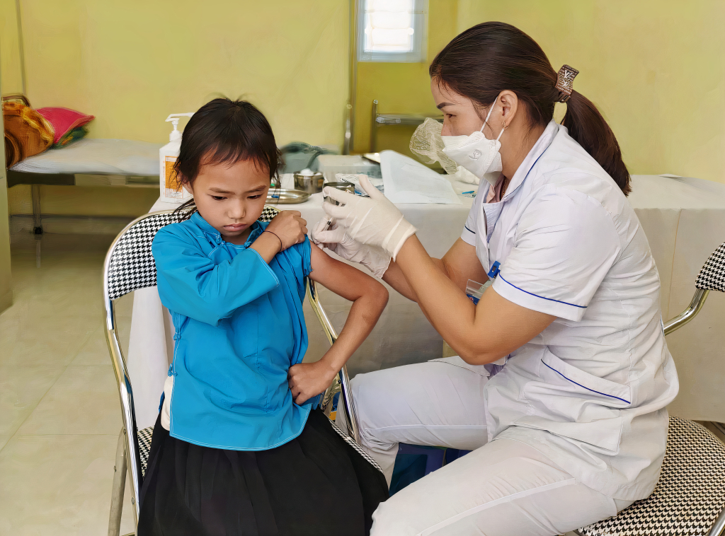 Trung tâm Y tế huyện Tiên Yên triển khai tiêm vắc xin bạch hầu, uốn ván cho trẻ em trên địa bàn huyện.