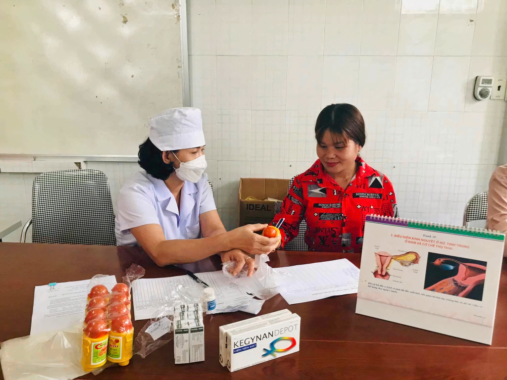 Hội KHHGĐ tỉnh tư vấn khám sức khỏe sinh sản cho phụ nữ xã vùng cao Đại Dực (huyện Tiên Yên).