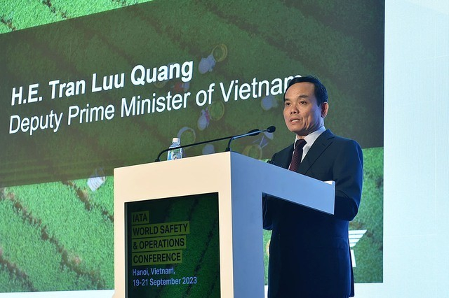 Deputy Prime Minister Tran Luu Quang speaks at the conference. 