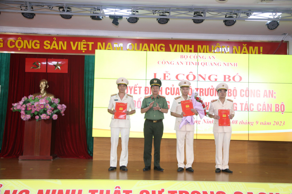 Đại tá vũ Thanh Tùng, Phó Giám đốc Công an tỉnh trao quyết định điều động, bổ nhiệm lãnh đạo Phòng Tham mưu. Ảnh: Hà Tâm (Công an tỉnh).