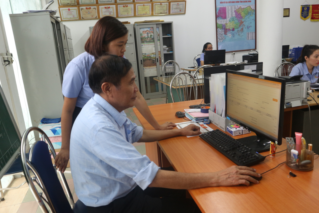 Ông Phạm Văn Nắp, Giám đốc Công ty TNHH Hồng Nắp (khu 8, thị trấn Cái Rồng) nộp thuế qua phần mềm điện tử.