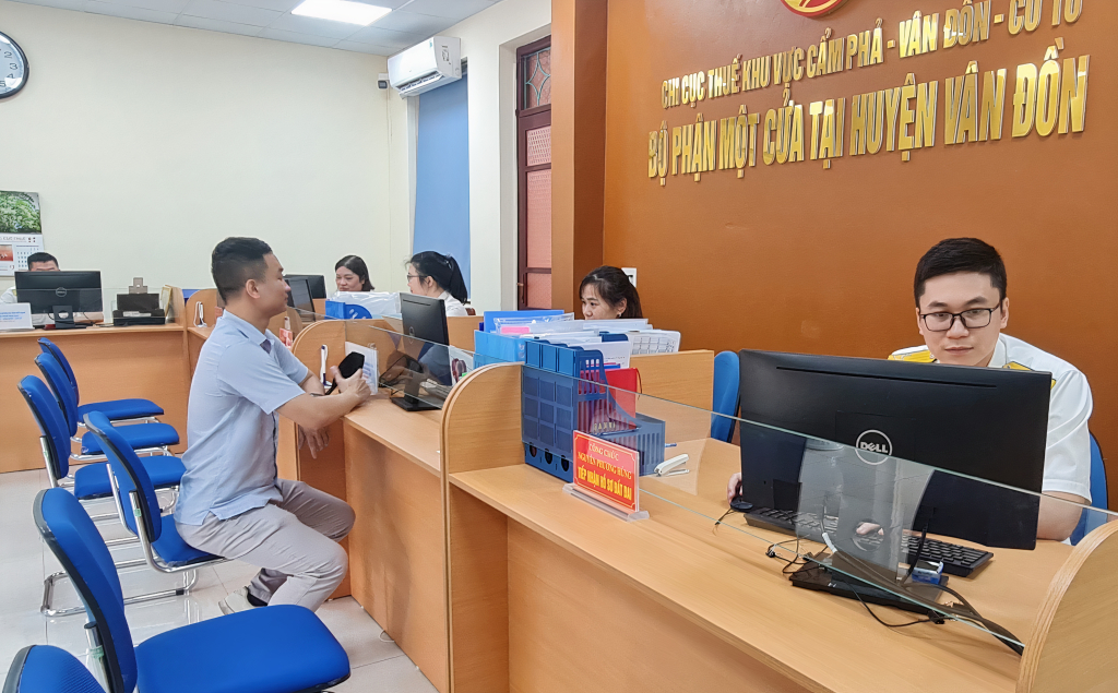 Bộ phận một cửa Chi cục Thuế huyện Vân Đồn