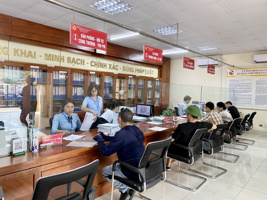 Cán bộ Bộ phận tiếp nhận và trả kết quả hiện đại phường Hà Khánh giải quyết thủ tục hành chính cho người dân.