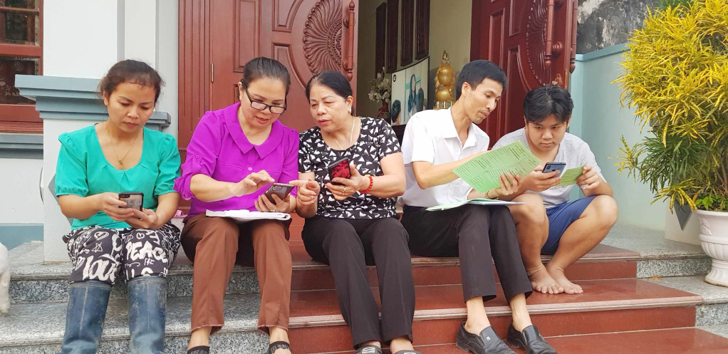 Tổ chuyển đổi số cộng đồng phường Yên Giang hướng dẫn người dân tiếp cận môi trường số.