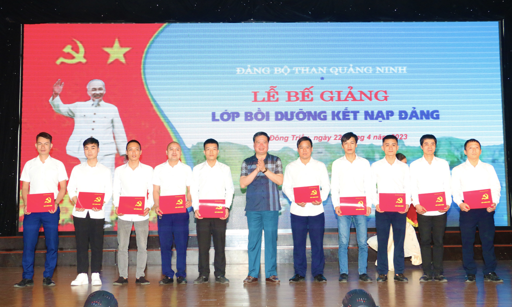 Một lớp bồi dưỡng kết nạp Đảng do Đảng ủy Than Quảng Ninh tổ chức năm 2023