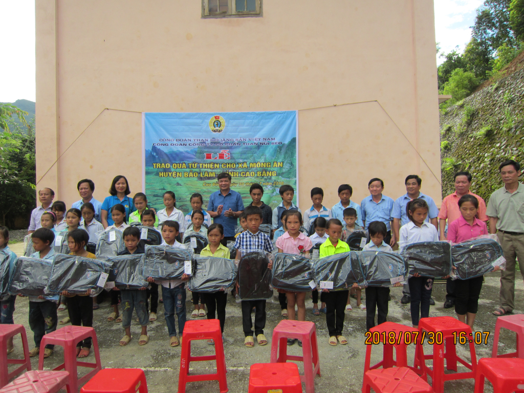 Tặng cặp sách cho học sinh xã Mông Ân, huyện Bảo Lâm, Cao Bằng