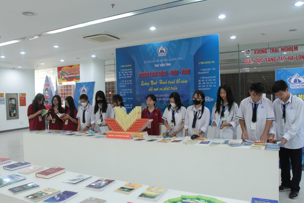 Học sinh một số trường phổ thông trên địa bàn thành phố Hạ Long đến thư viện tìm tài liệu nhân dịp triển lãm.