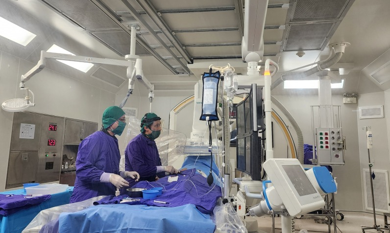 Nhiều trang thiết bị y tế hiện đại được đầu tư để phục vụ hiệu quả công tác khám chữa bệnh. (Trong ảnh: Can thiệp nút mạch cho người bệnh tại Bệnh viện Đa khoa tỉnh QN).