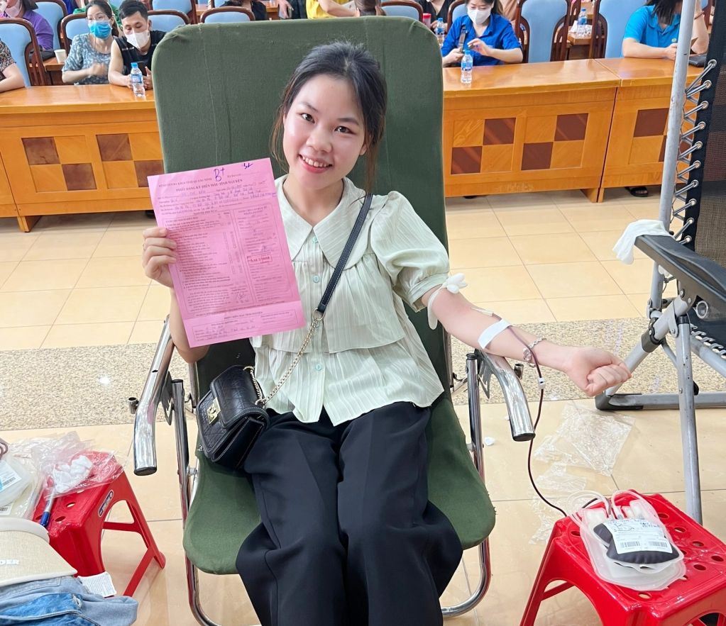 Bác sĩ Tô Thị Bích tham gia hiến máu tại Trung tâm y tế huyện Bình Liêu năm 2023.