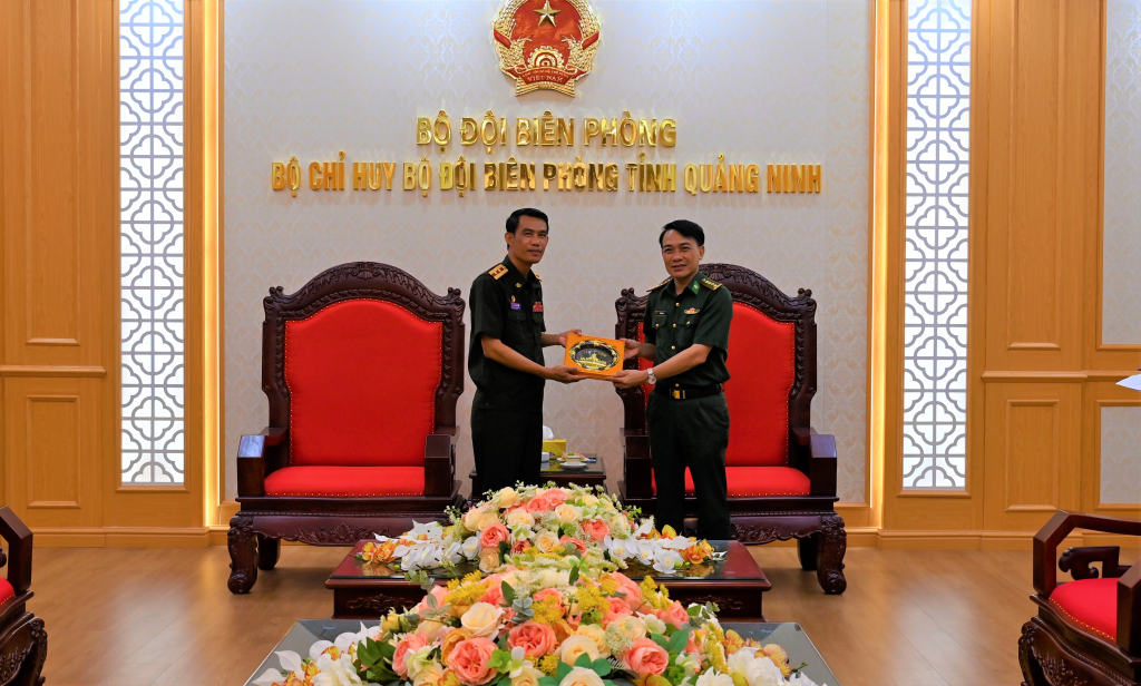 Trung tá Khonesavanh Xayalath, Phó tổng biên tập Báo QĐND Lào tặng quà lưu niệm cho Bộ chỉ huy BĐBP tỉnh Quảng Ninh.
