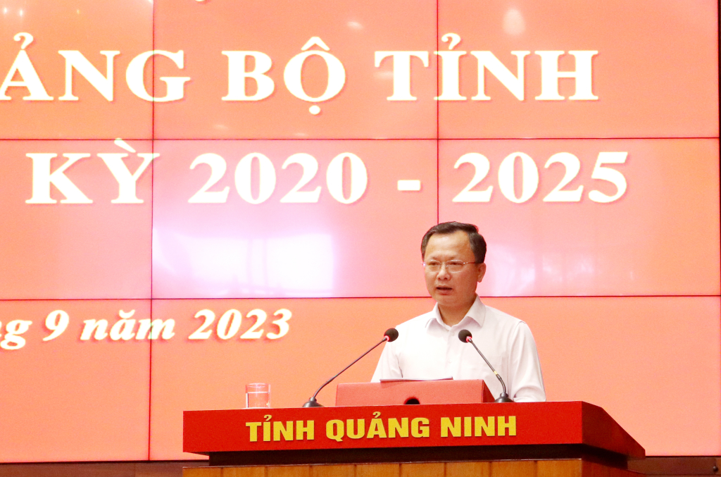Đồng chí Cao Tường Huy Quyền, Chủ tịch UBND tỉnh báo cáo một số nội dung dự kiến trình kỳ tại kỳ họp chuyên đề của HĐND tỉnh.