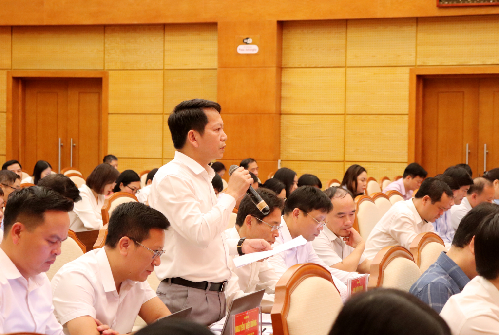 Đồng chí Nguyễn Kim Anh, Bí thư Huyện ủy Hải Hà, phát biểu thảo luận tại hội nghị.