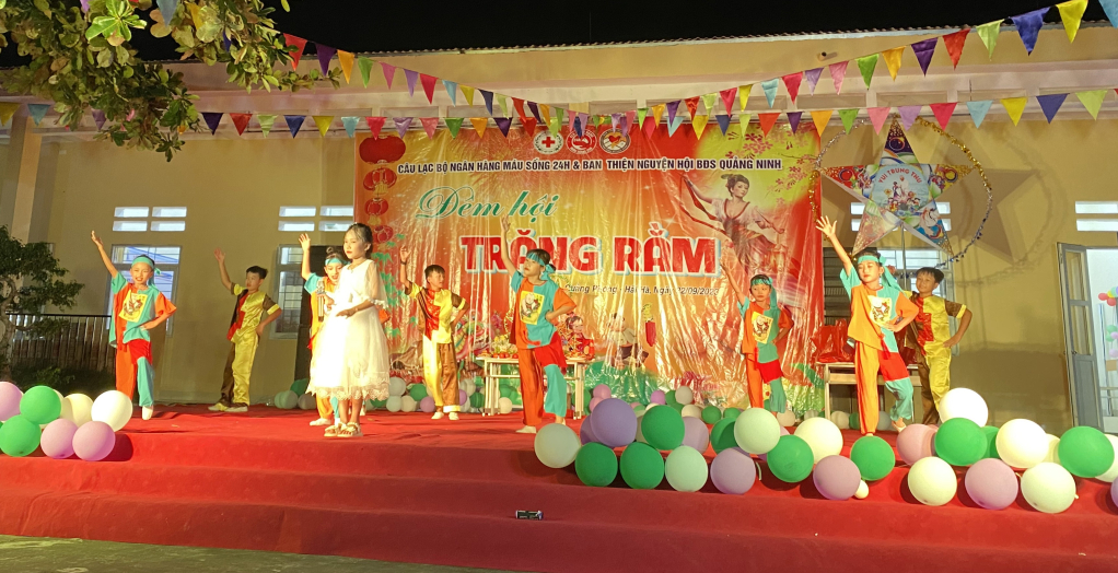 Tiết mục văn nghệ của các cháu thiếu nhi tại Chương trình Đêm hội trăng rằm vui Tết Trung Thu.