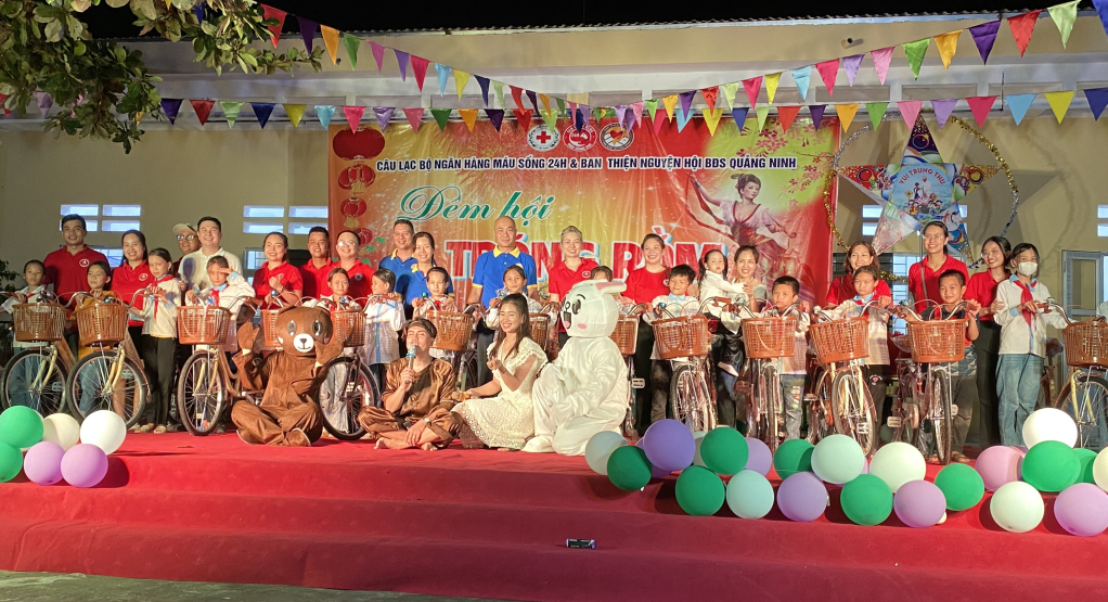 CLB Ngân hàng máu sống 24h và Ban thiện nguyện hội bất động sản Quảng Ninh trao tặng xe đạp và quà cho các cháu học sinh tại chương trình đêm hội trăng rằm vui Tết Trung Thu.