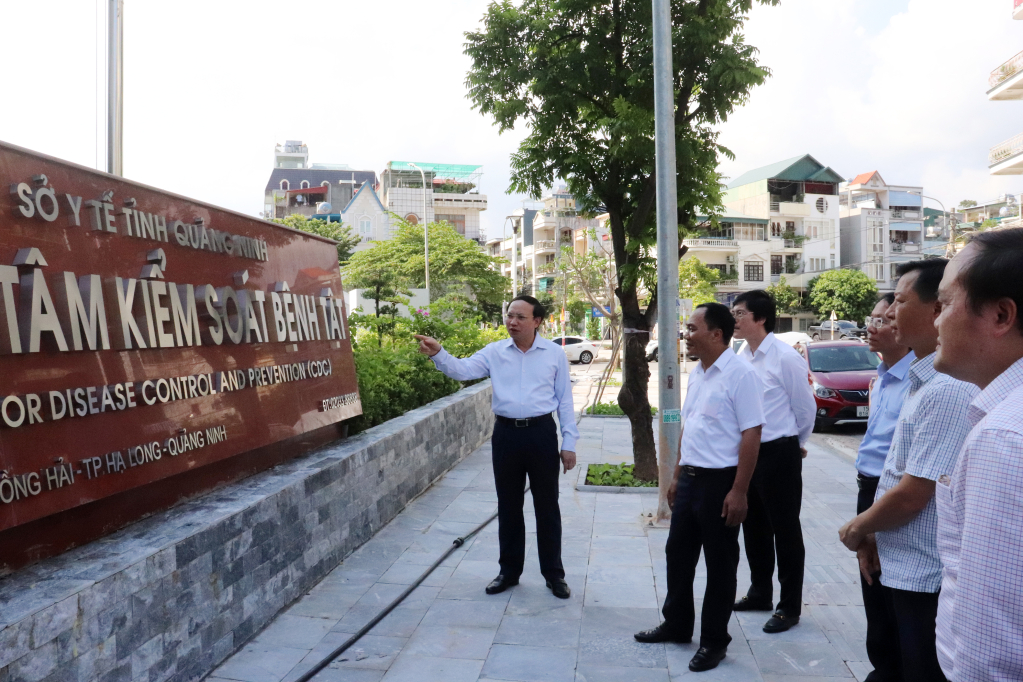 Đồng chí Nguyễn Xuân Ký, Ủy viên Trung ương Đảng, Bí thư Tỉnh ủy, Chủ tịch HĐND tỉnh kiểm tra dự án Trung tâm Kiểm soát bệnh tật CDC Quảng Ninh.