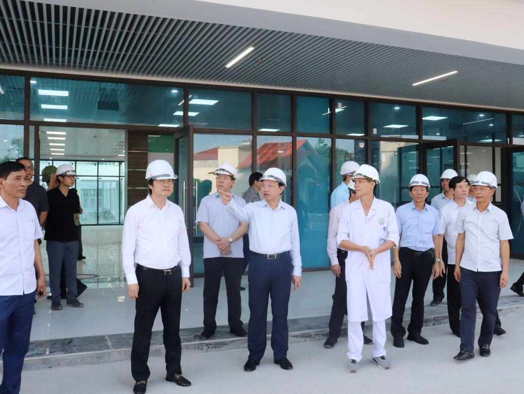 Đồng chí Bí thư Tỉnh ủy kiểm tra tại Bệnh viện Phổi Quảng Ninh.