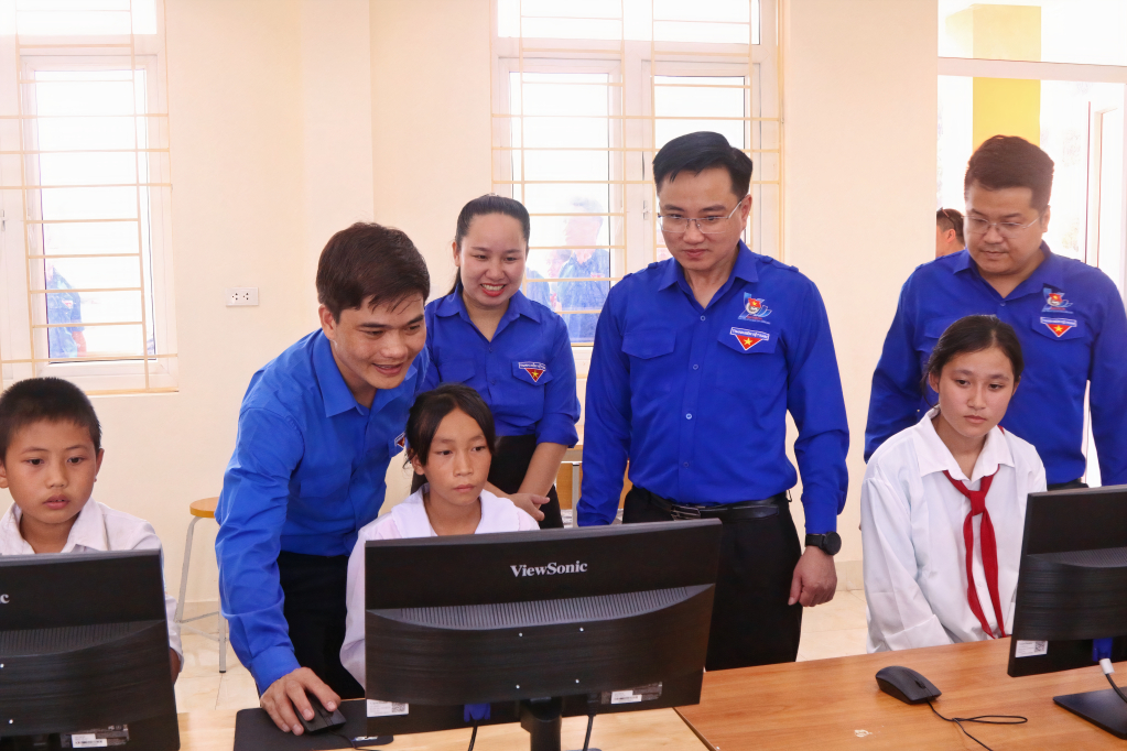 Tỉnh Đoàn trao tặng phòng học máy tính cho học sinh trưởng TH&THCS Kỳ Thượng (TP Hạ Long).