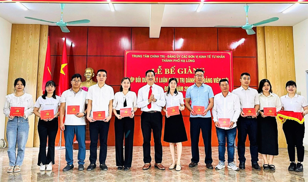 Trung tâm Chính trị Thành phố Hạ Long trao chứng nhận cho học viên hoàn thành lớp bồi dưỡng lý luận đảng viên mới đợt V năm 2023.